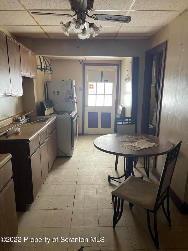 327 Spring St, Scranton, PA 18508 - photo 4