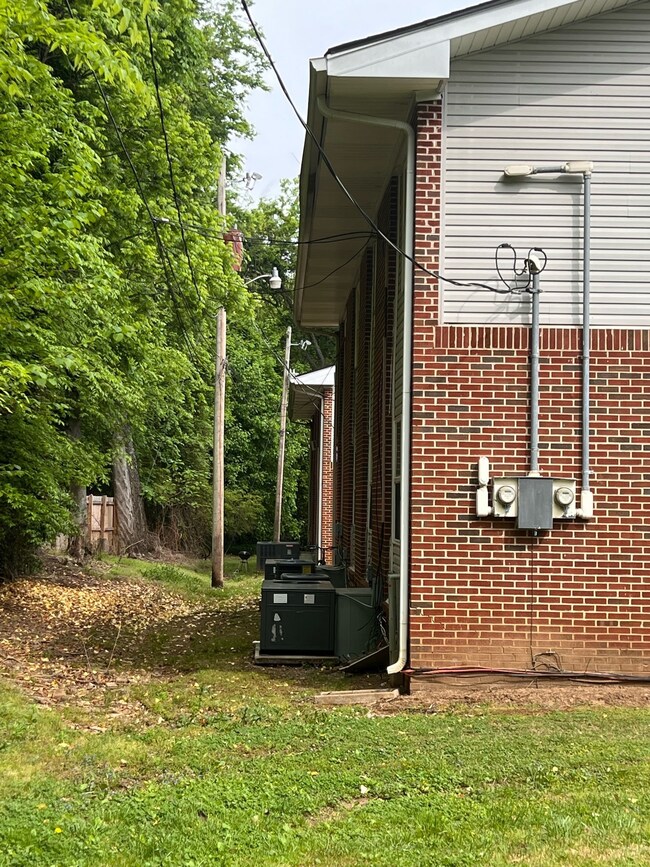 106 S Thompson St, Shelbyville, TN 37160 - photo 5