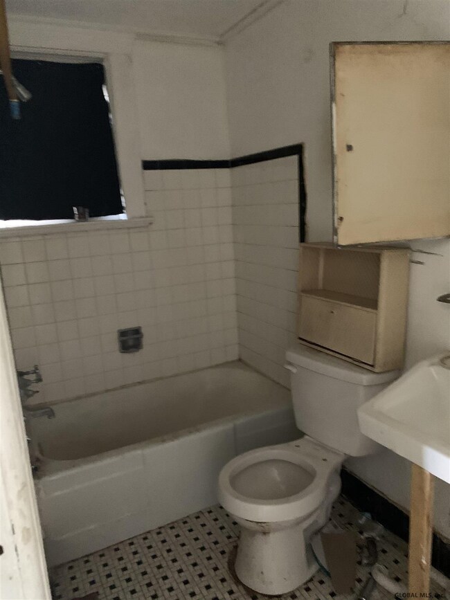 902 Congress St, Schenectady, NY 12303 - photo 4