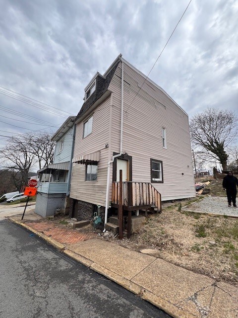 703 Coursin St, McKeesport, PA 15132 - photo 2
