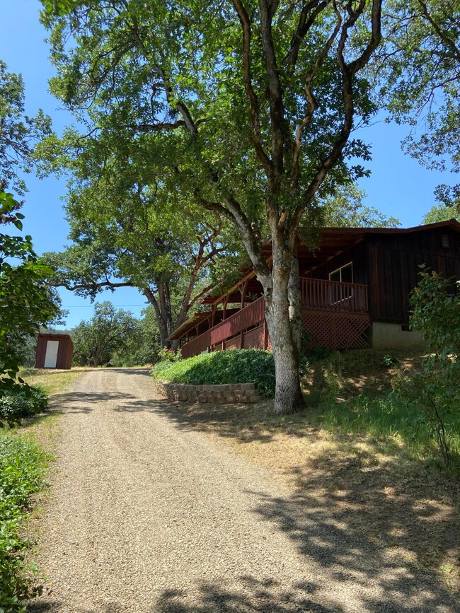 6671 Cypress Dr, Central Point, OR 97502 - photo 2