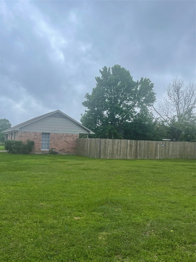 2101 Abingdon Rd, Alvin, TX 77511 - photo 4