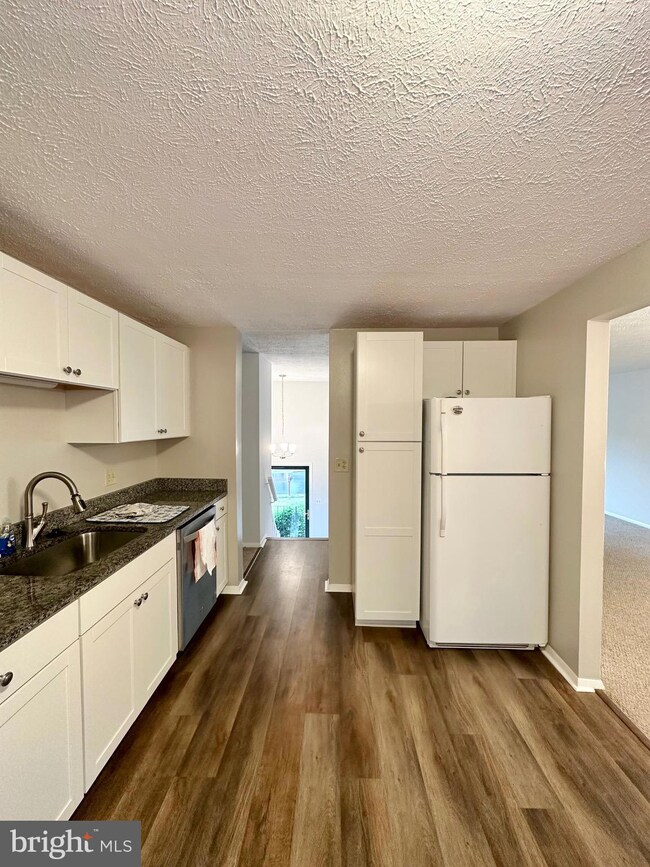 8490 Falling Leaf Rd, Springfield, VA 22153 - photo 7