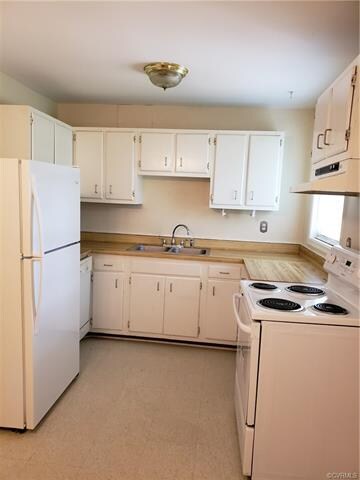 KITCHEN WITH FRIDGE AND STOVE