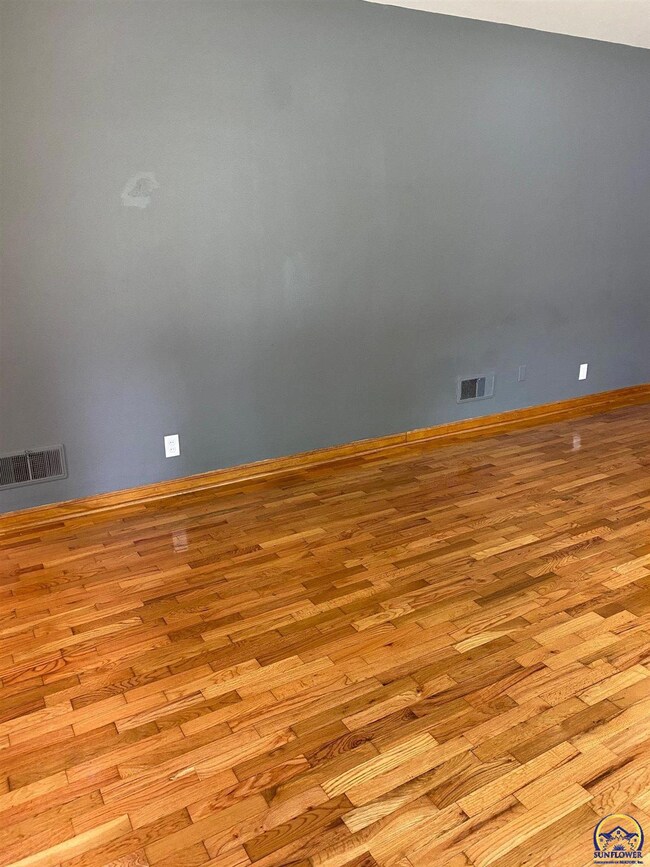 830 SW Cambridge Ave, Topeka, KS 66606 - photo 7