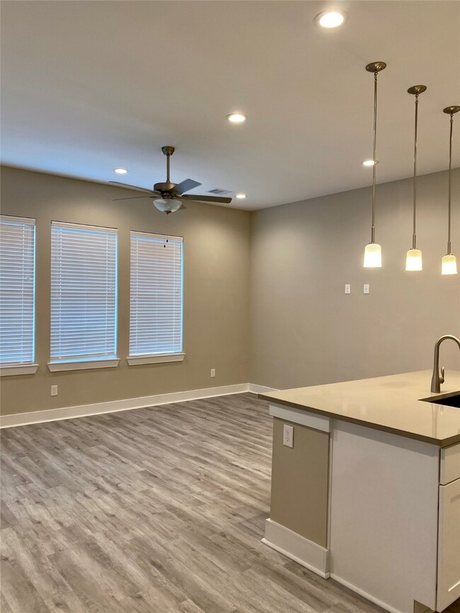 880 Fortune St, Houston, TX 77088 - photo 4