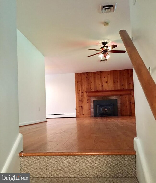 18315 Candice Dr, Triangle, VA 22172 - photo 3