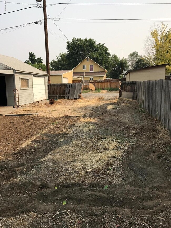 109 YAKIMA BACK YARD