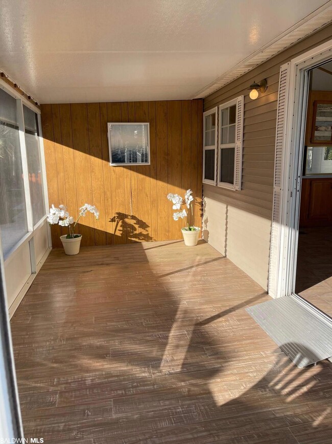 Screened-in side porch off living/dining area.