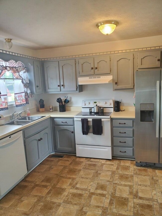 1041 Noel Dr, Cookeville, TN 38506 - photo 2