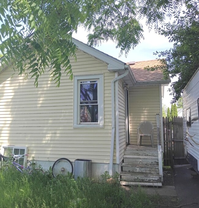 438 S Fulton Ave, Waukegan, IL 60085 - photo 4