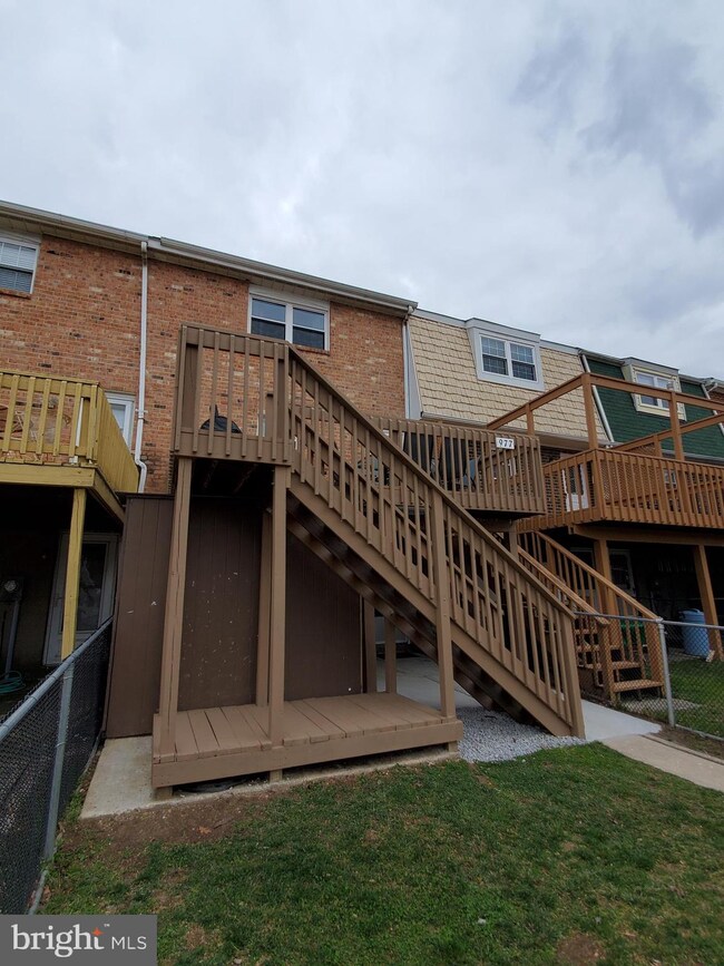 977 Stormont Cir, Halethorpe, MD 21227 - photo 6