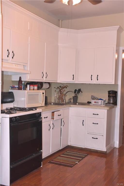 Kitchen with Gas stove