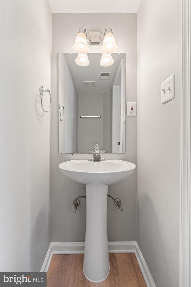 44126 Paget Ter, Ashburn, VA 20147 - photo 5