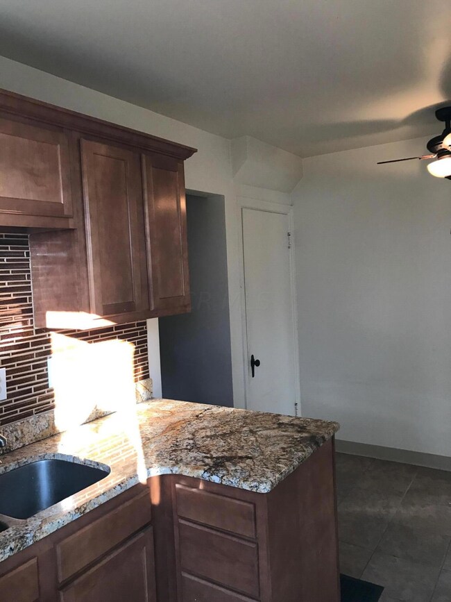 1451 Kitchen w Basemt Door