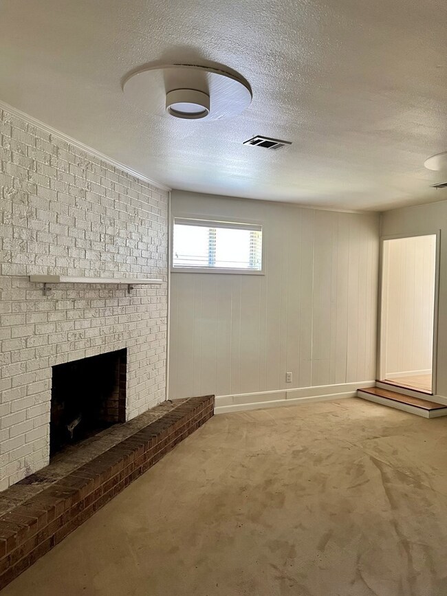 525 Burk St, Nacogdoches, TX 75964 - photo 2