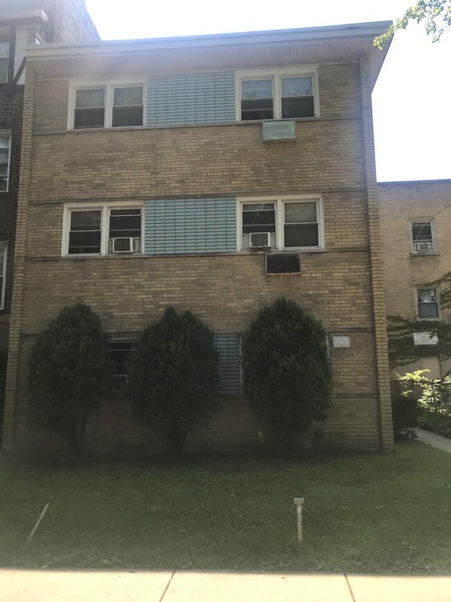 6328 N Mozart St, Chicago, IL 60659 - photo 2