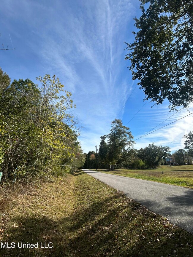 208 3rd Ave, Henderson Point, MS 39571 - photo 3