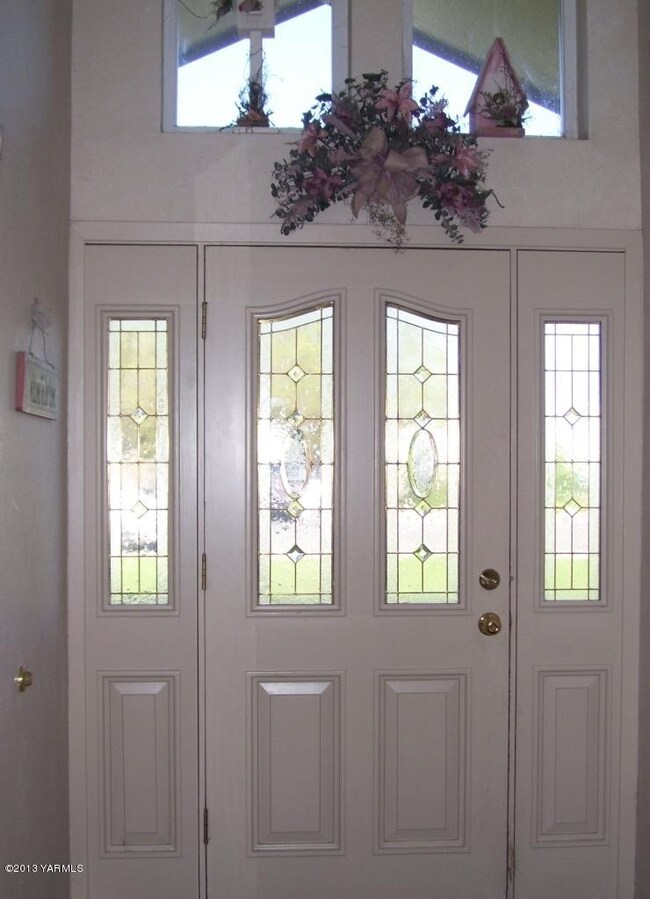 312 S Holly Dr, Moxee, WA 98936 - photo 2