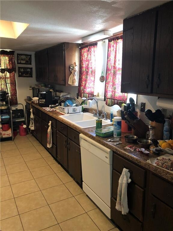 Large Kitchen with plenty of cabinet space & count
