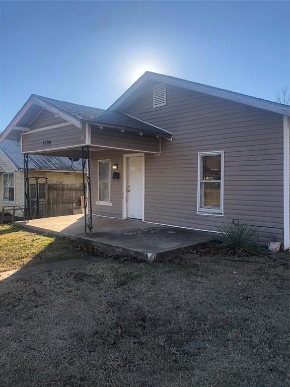 Large covered front porch for outdoor furniture