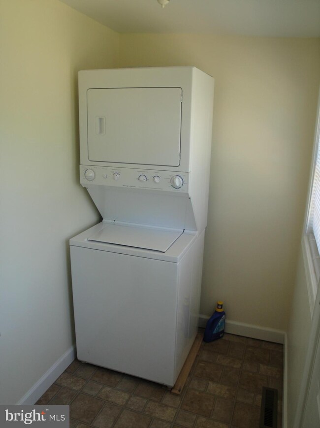 507 N Reymann St, Ranson, WV 25438 - photo 2