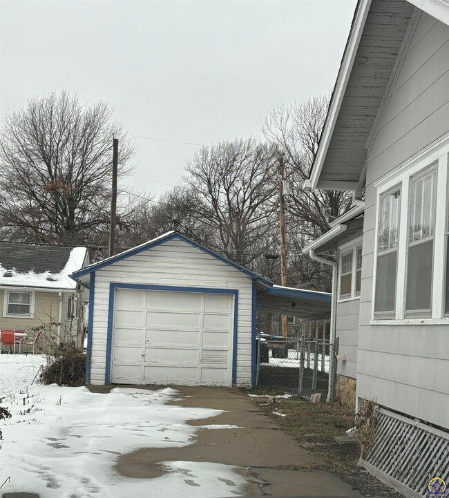 1267 SW Plass Ave, Topeka, KS 66604 - photo 2