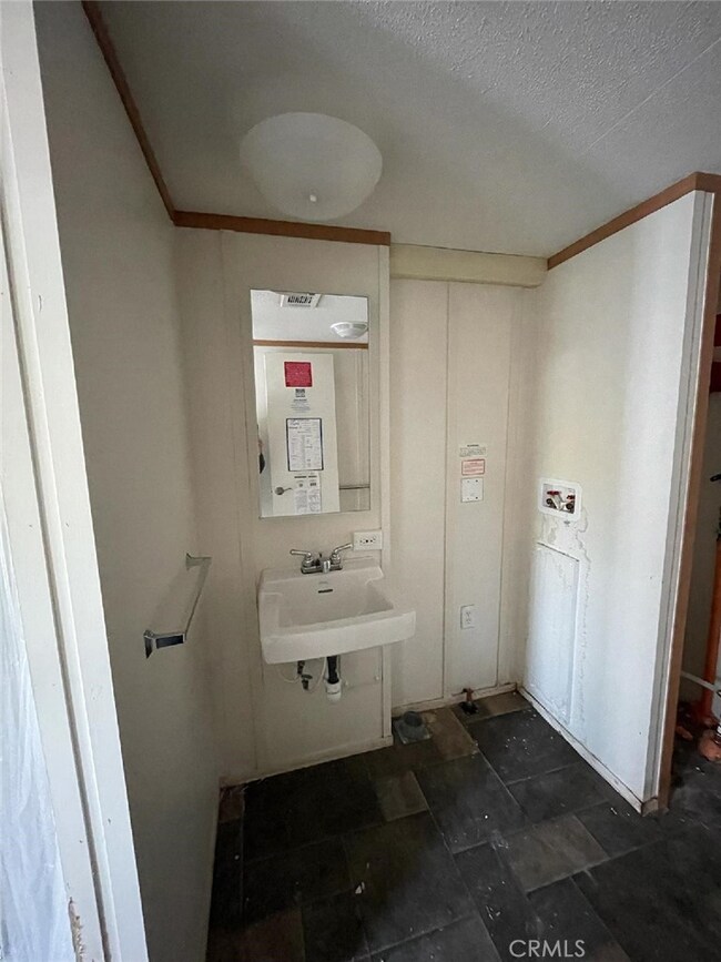 bathroom with washer/dryer hookups