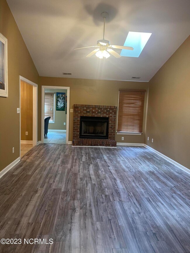 105 Kingsmill Ct, Jacksonville, NC 28546 - photo 2