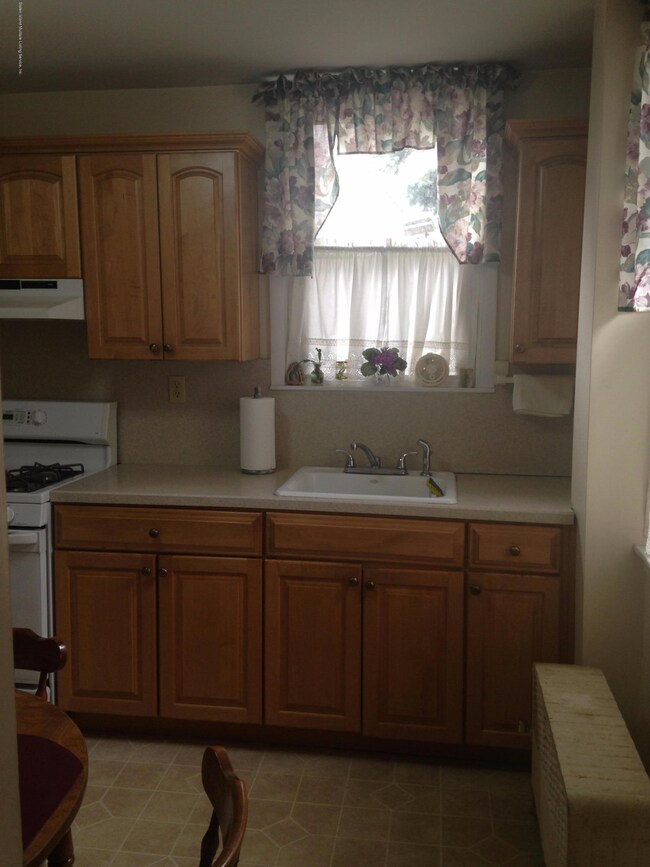 1145 Clove Rd, Staten Island, NY 10301 - photo 5