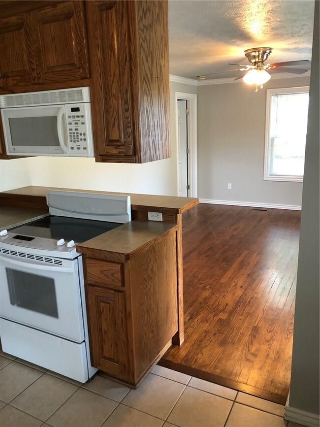 709 NW B St, Bentonville, AR 72712 - photo 4