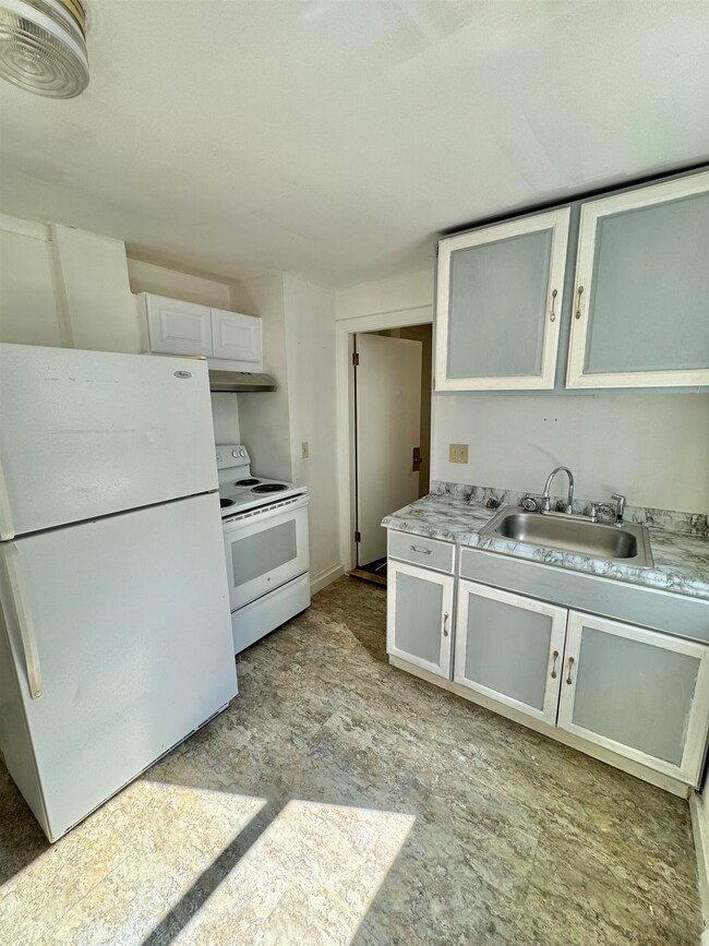 14 Pine St, Keene, NH 03431 - photo 7