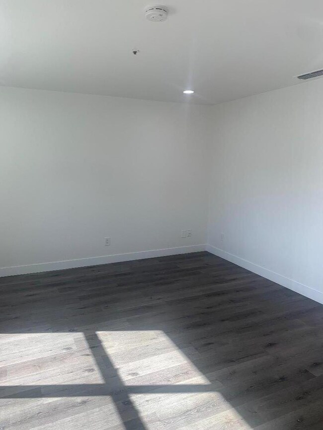 897 Alpha Rd unit B, Turlock, CA 95380 - photo 4