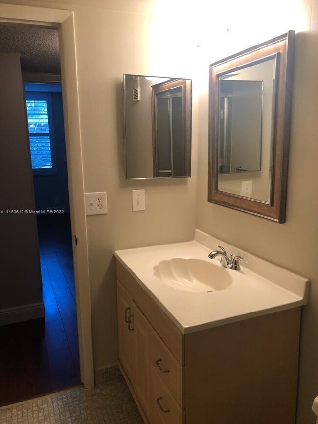 unlisted-address, Davie, FL 33324 - photo 7