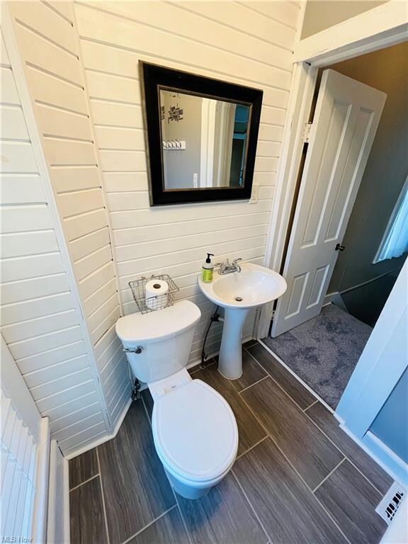 Bathroom with toilet and washbasin
