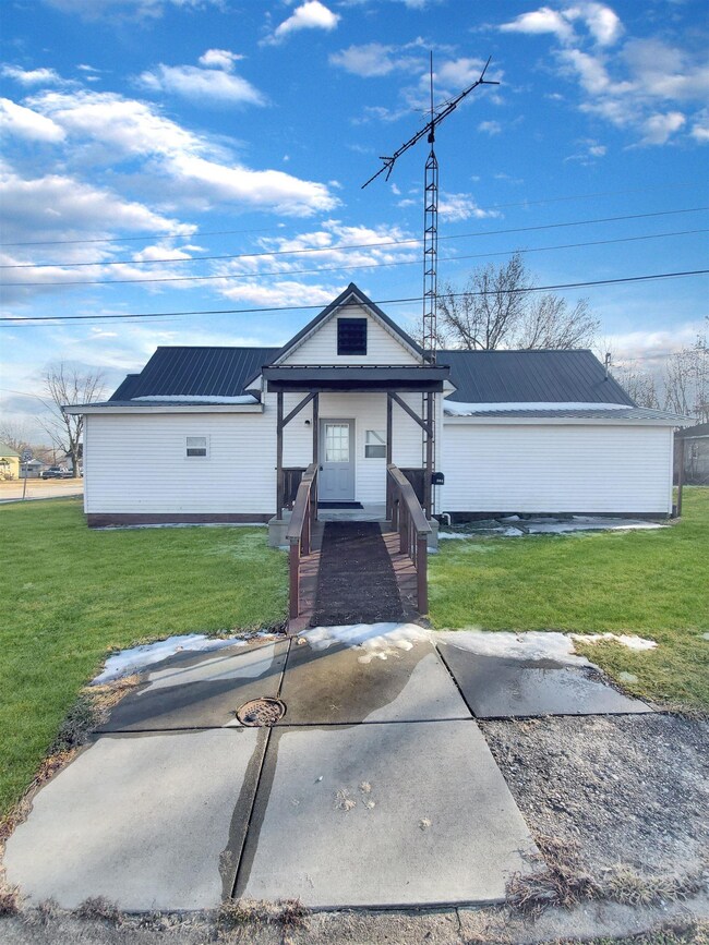 304 S Main St, Bicknell, IN 47512 - photo 3