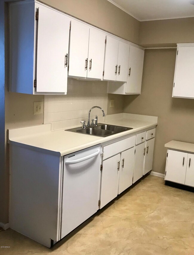 11127 W Desert Butte Dr unit 15C, Sun City, AZ 85351 - photo 2