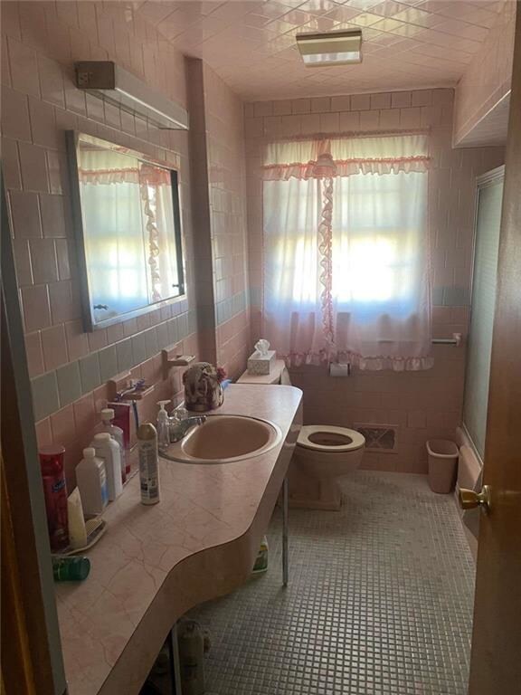 130 Belvedere Dr, Cranston, RI 02920 - photo 3