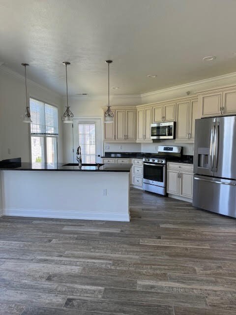 Dining to kitchen