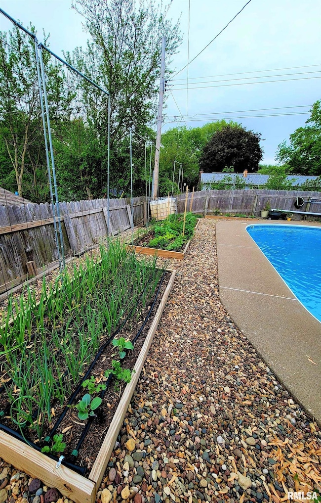 4725 N Harrison St, Davenport, IA 52806 - photo 5