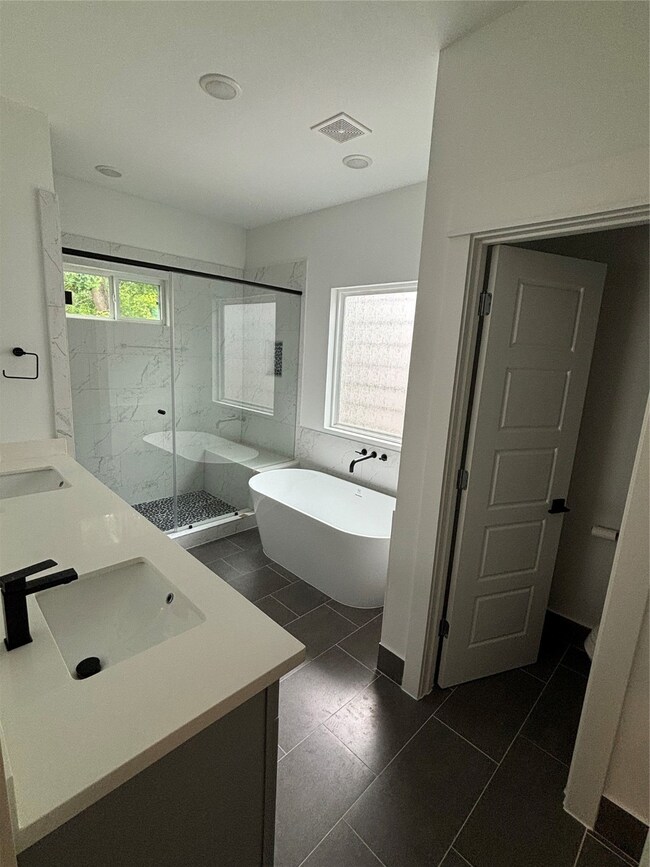 778 W Tidwell Rd unit E, Houston, TX 77091 - photo 3