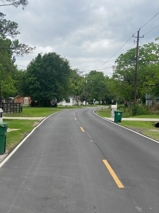 1041 Dewalt St, Houston, TX 77088 - photo 5