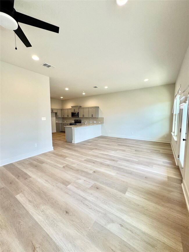 100 Zayd Ct unit A, Jarrell, TX 76537 - photo 5