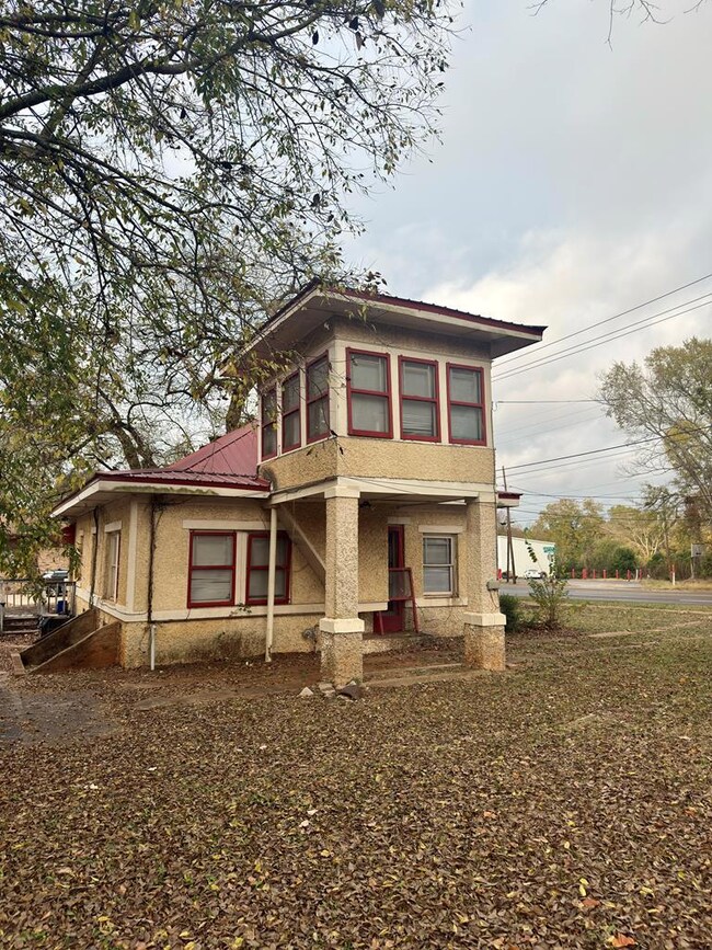 720 W Palestine Ave, Palestine, TX 75801 - photo 5