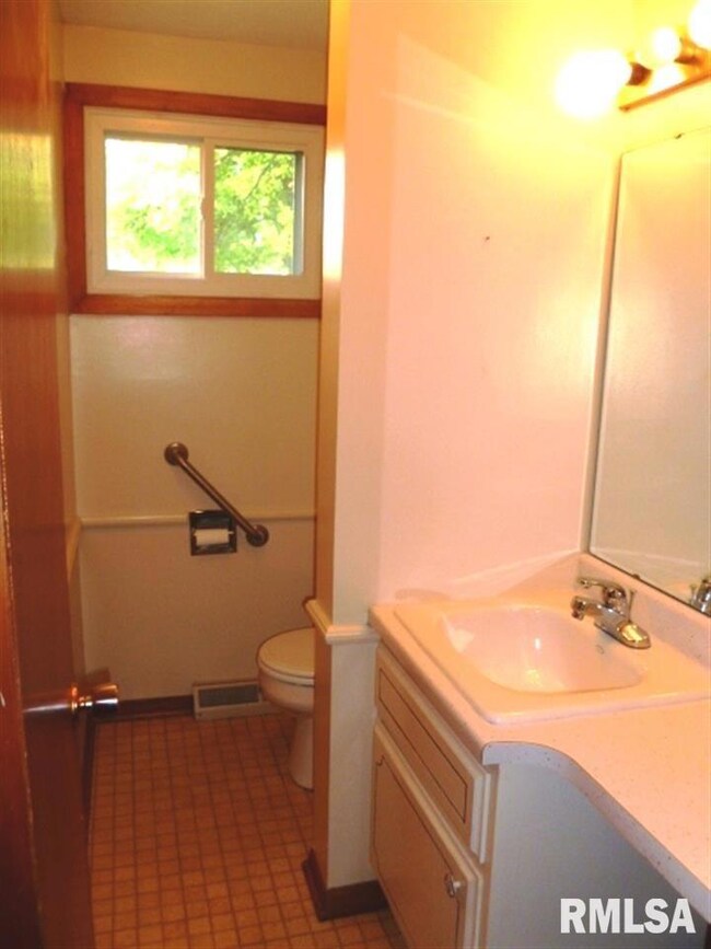 2220 Avalon Ct, Bettendorf, IA 52722 - photo 6