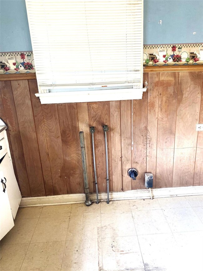 Kitchen has washer/dryer hook ups