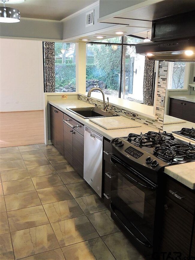 230 230 Glenhaven Dr, Tyler, TX 75701 - photo 6