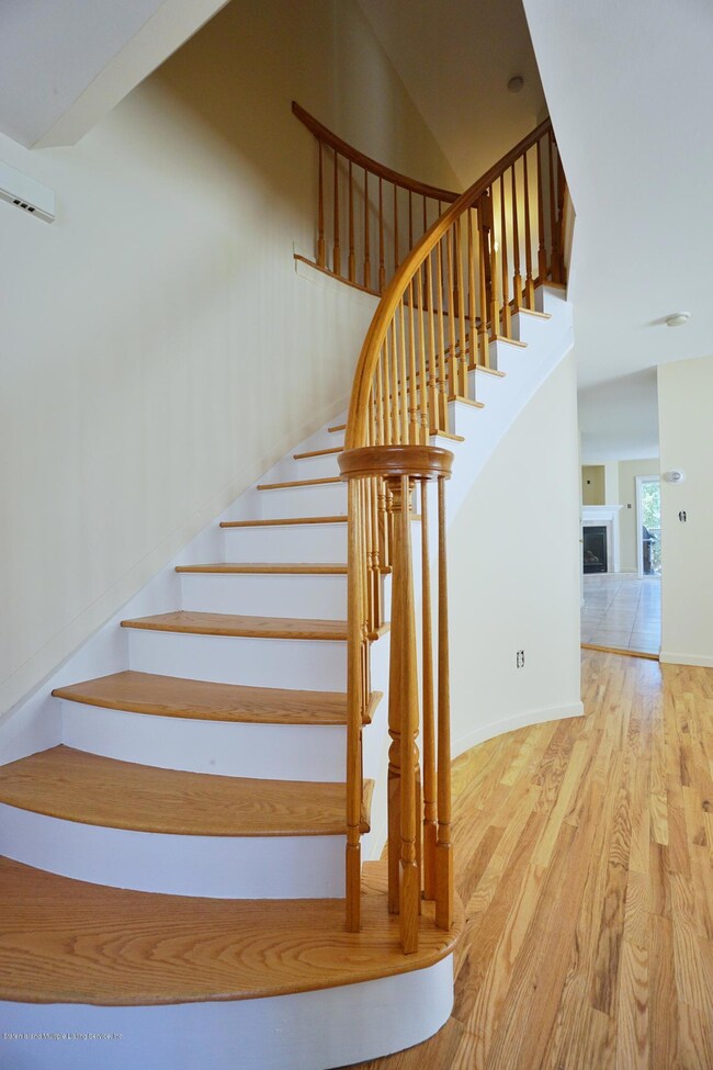 100 Ambassador Ln, Staten Island, NY 10309 - photo 4