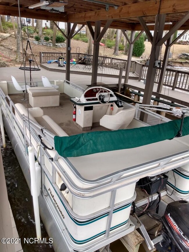 PONTOON BOAT FOR FUN ON THE RIVER!