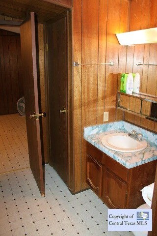 Bathroom: Jack-n-Jill Bathroom between bedroom 1 and 2